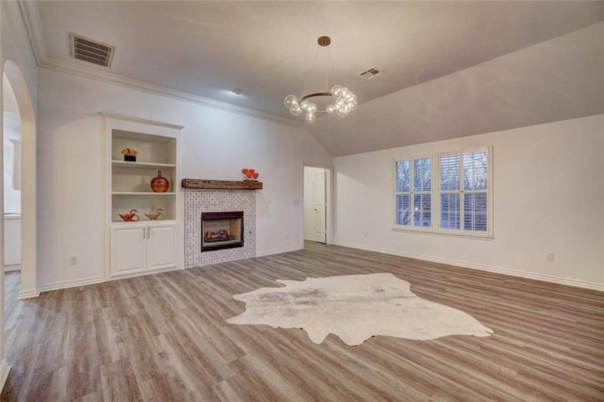 House for rent at 300 Glen Dr, Yukon, OK 73099