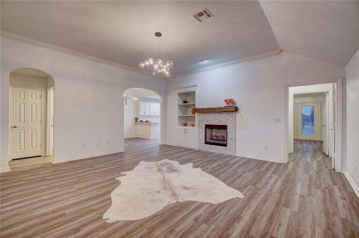 House for rent at 300 Glen Dr, Yukon, OK 73099