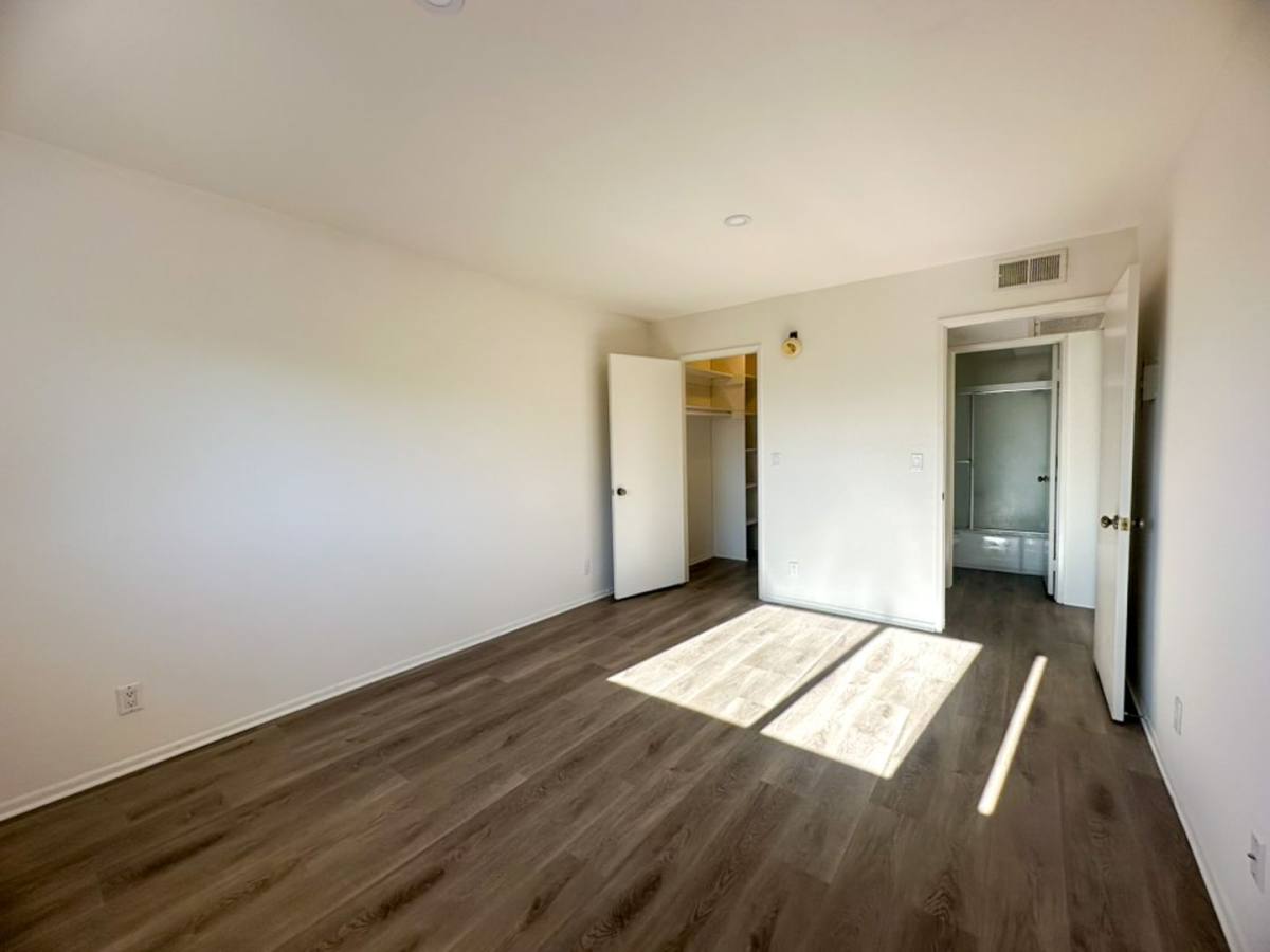 Apartment for rent at 4513 Woodman Ave, Sherman Oaks, CA 91423