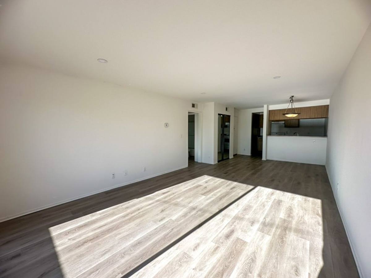 Apartment for rent at 4513 Woodman Ave, Sherman Oaks, CA 91423