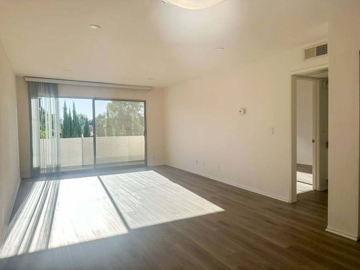 Apartment for rent at 4513 Woodman Ave, Sherman Oaks, CA 91423