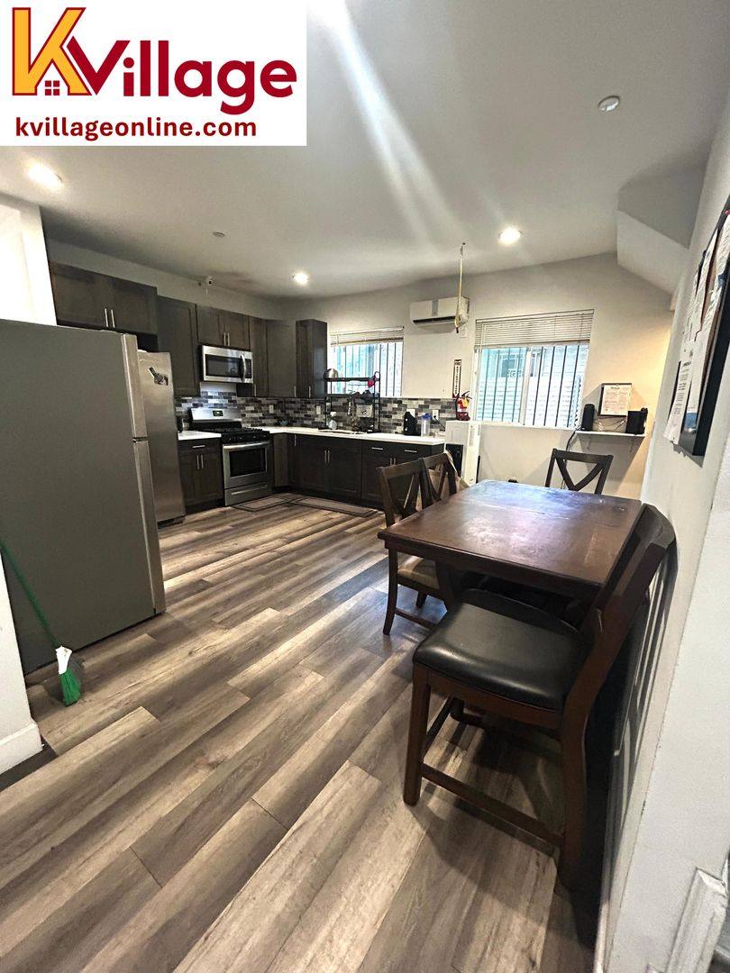 Apartment for rent at 1565 W 36th St, Los Angeles, CA 90018