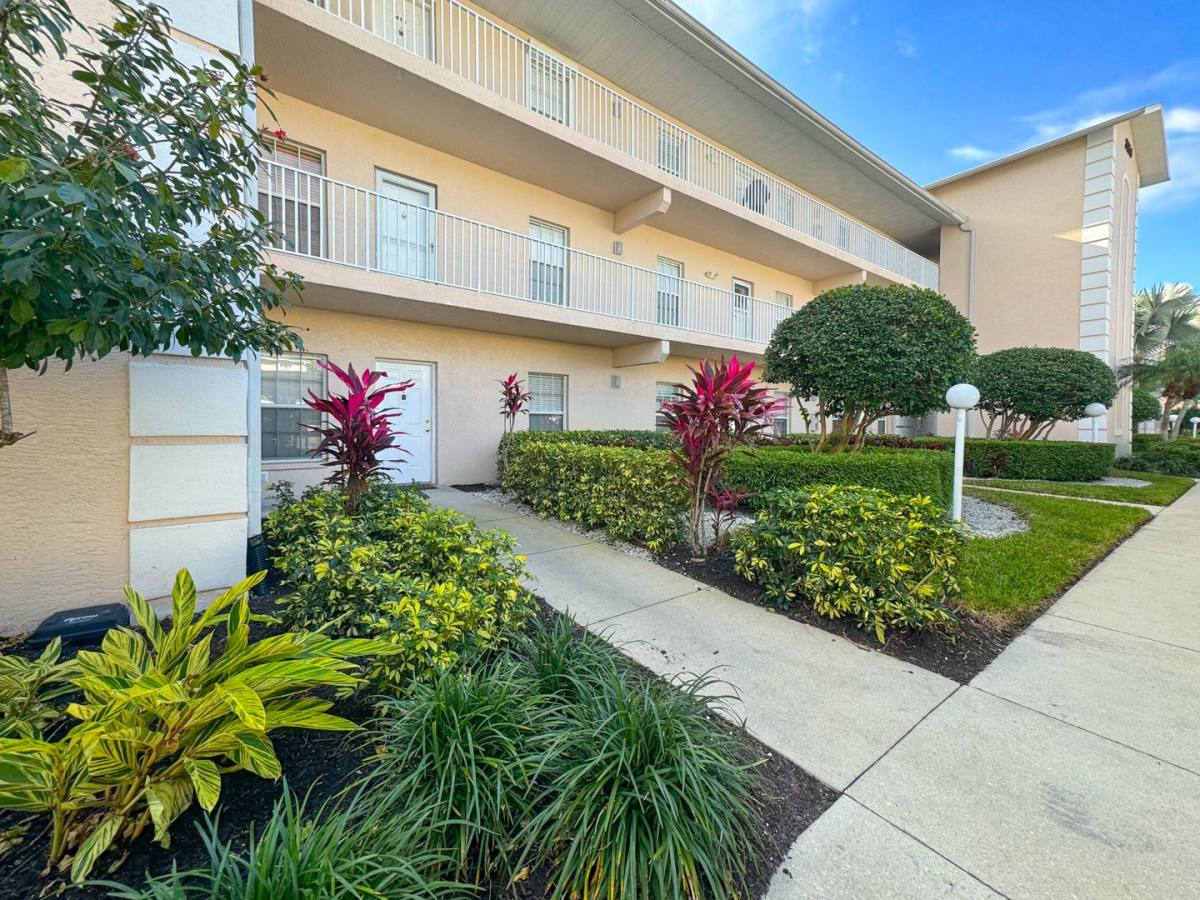 Condo for rent at 3250 Cypress Glen Way, Naples, FL 34109