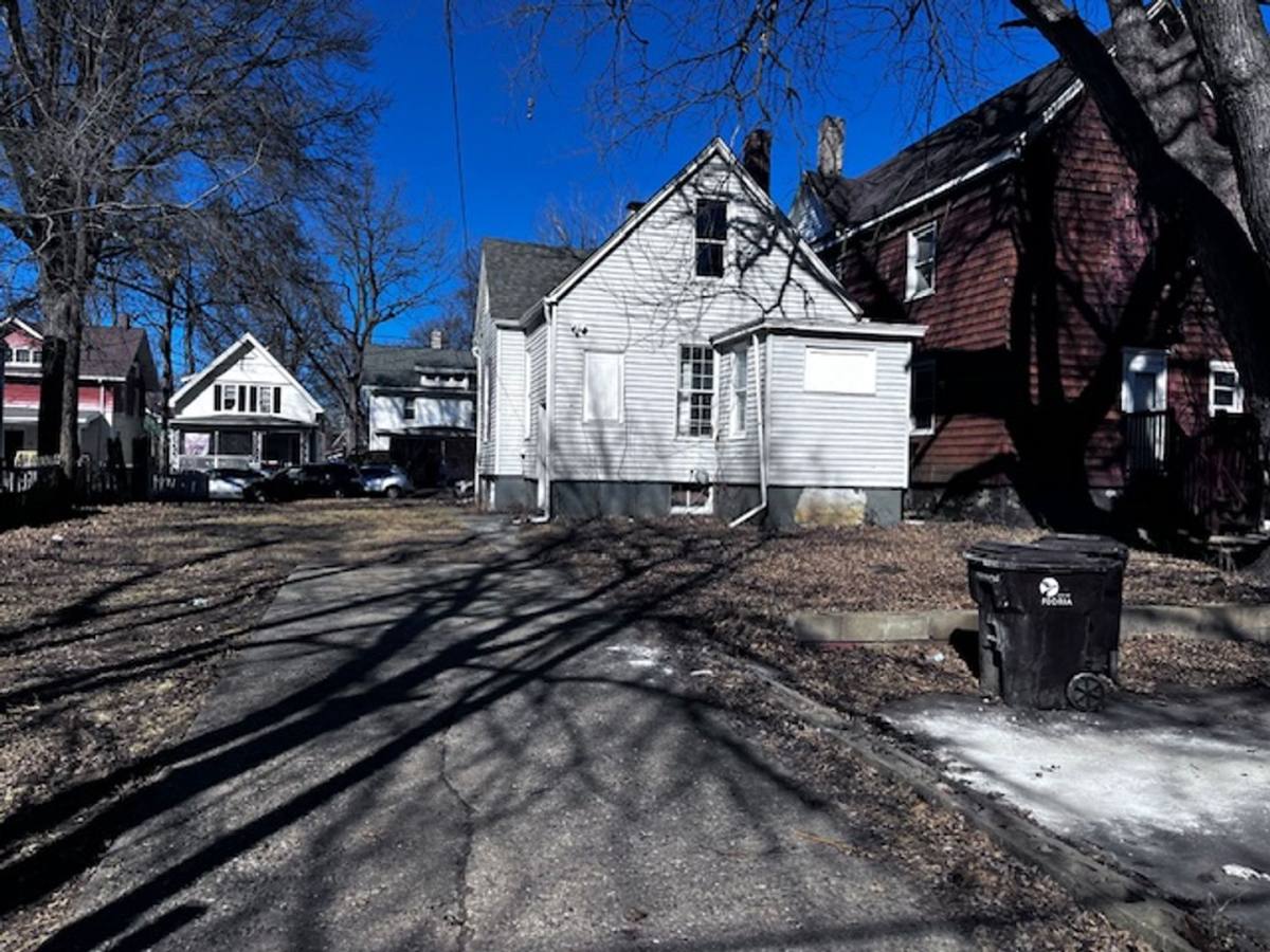 House for rent at 308 E Archer Ave, Peoria, IL 61603