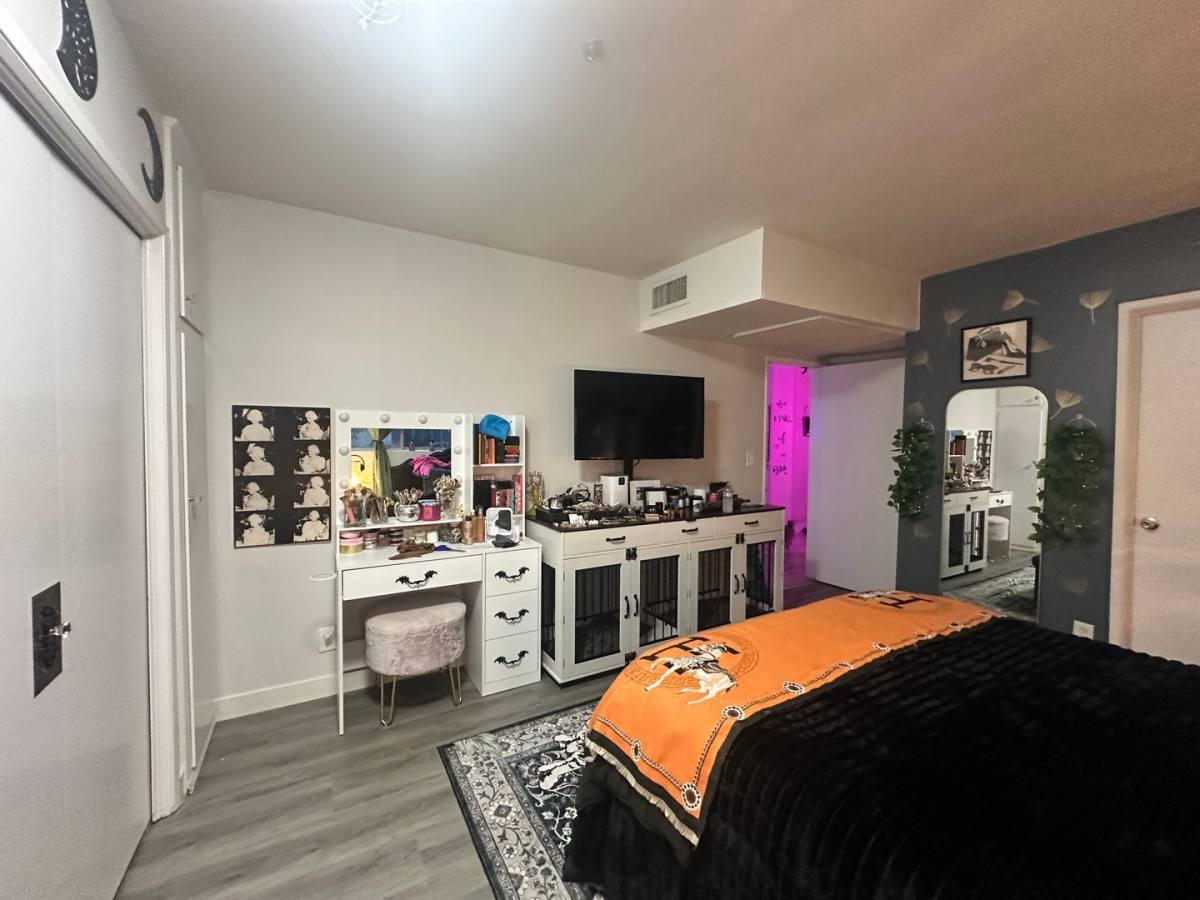 Apartment for rent at 231 N La Peer Dr, Beverly Hills, CA 90211