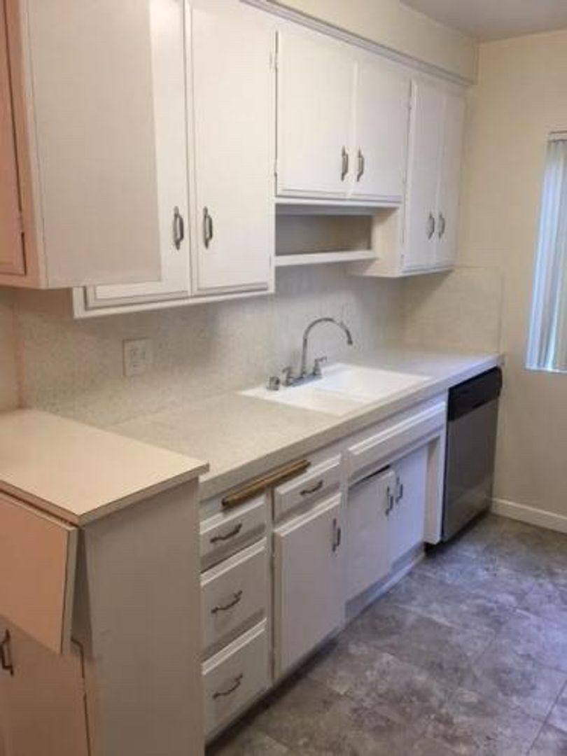 Apartment for rent at 231 N La Peer Dr, Beverly Hills, CA 90211