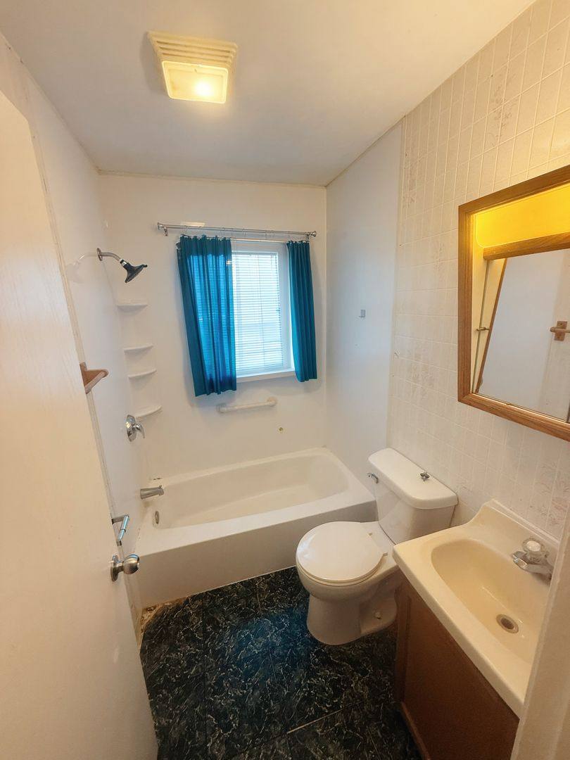 Apartment for rent at 1213 E Ave S, La Crosse, WI 54601