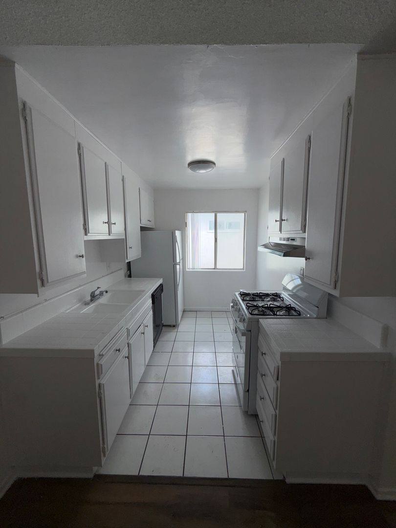 Apartment for rent at 3739 Delmas Terrace, Los Angeles, CA 90034