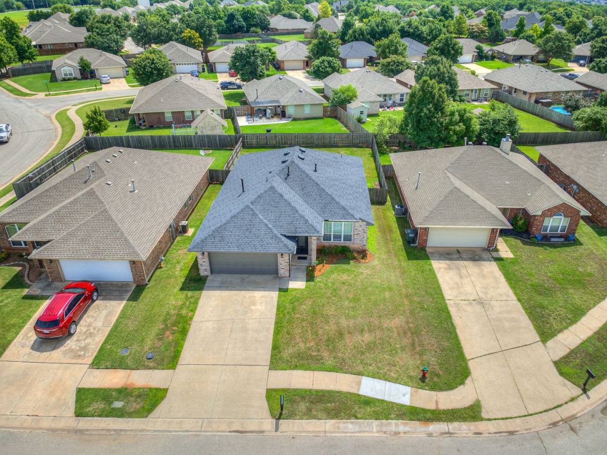 House for rent at 21862 Meadow Mist Court, Edmond, OK 73012