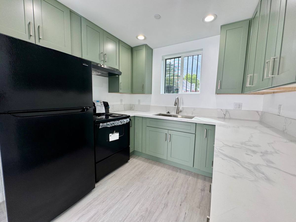 Apartment for rent at 2203 1 2 S Sycamore Ave, Los Angeles, CA 90016