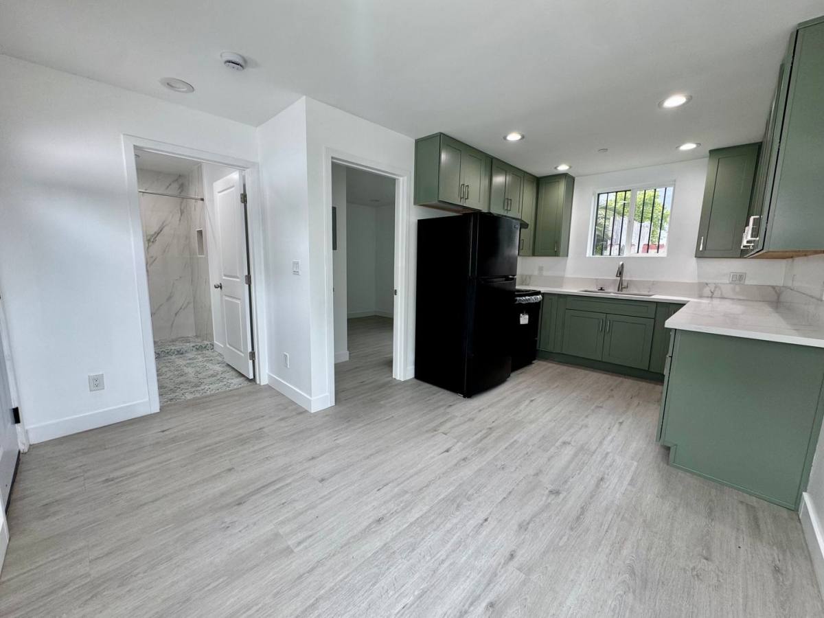 Apartment for rent at 2203 1 2 S Sycamore Ave, Los Angeles, CA 90016