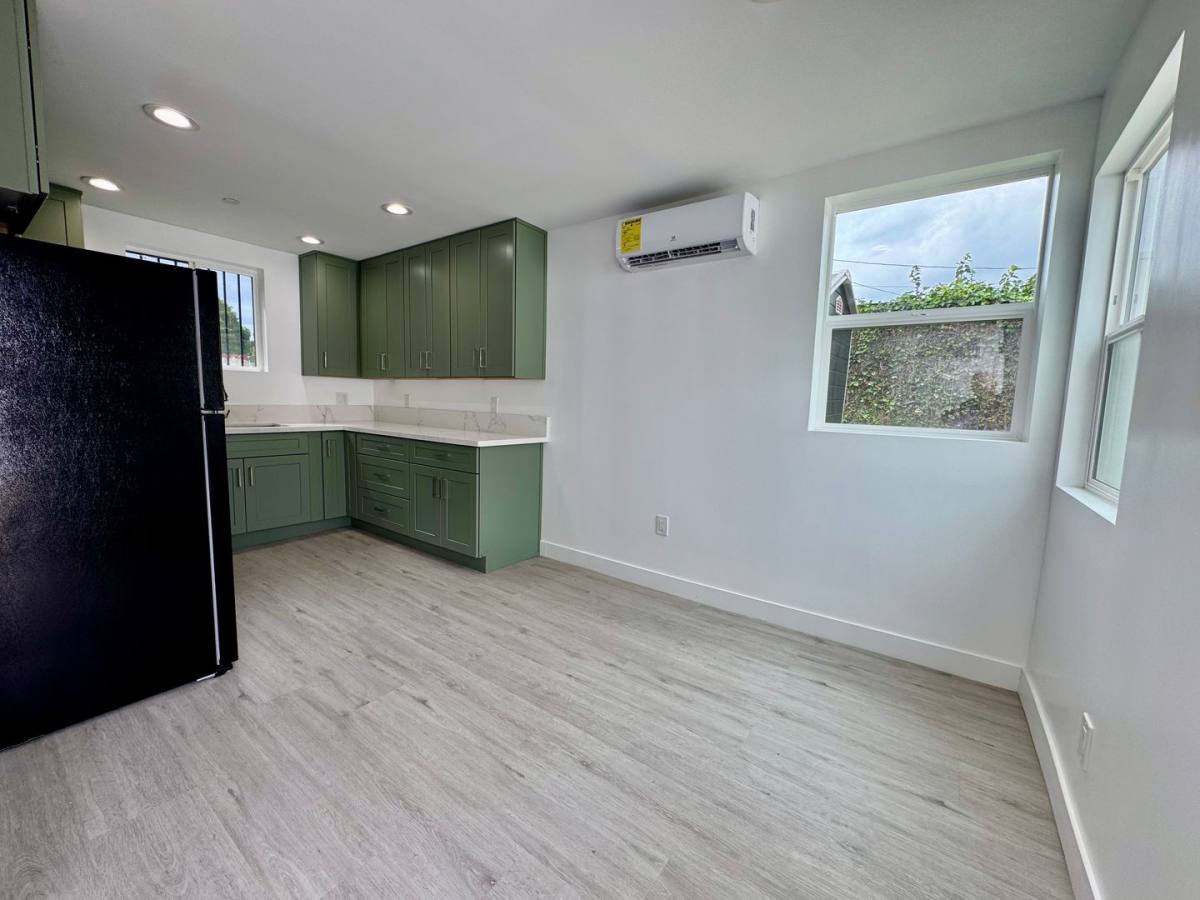 Apartment for rent at 2203 1 2 S Sycamore Ave, Los Angeles, CA 90016