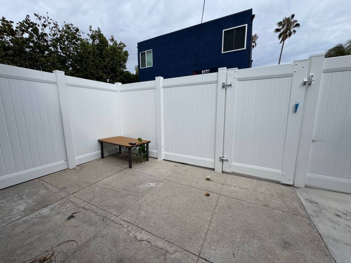 Apartment for rent at 2203 1 2 S Sycamore Ave, Los Angeles, CA 90016