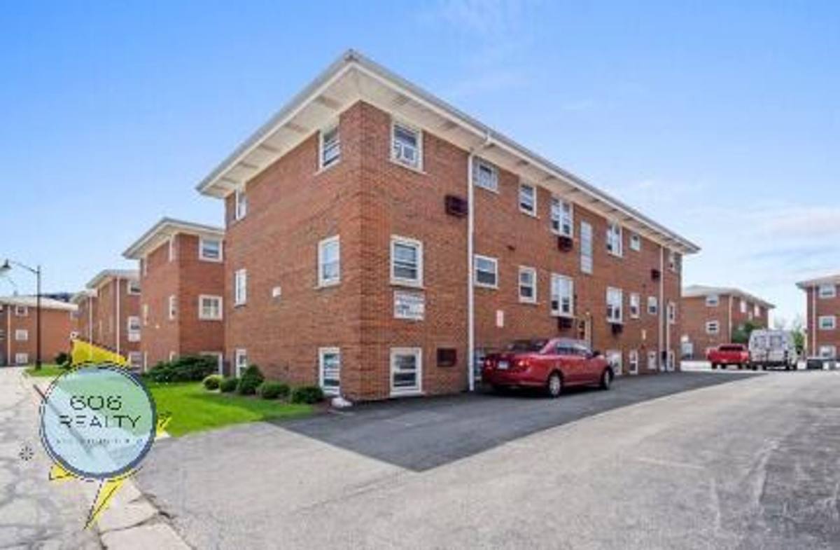 Apartment for rent at 9465 Maple Dr, Des Plaines, IL 60018
