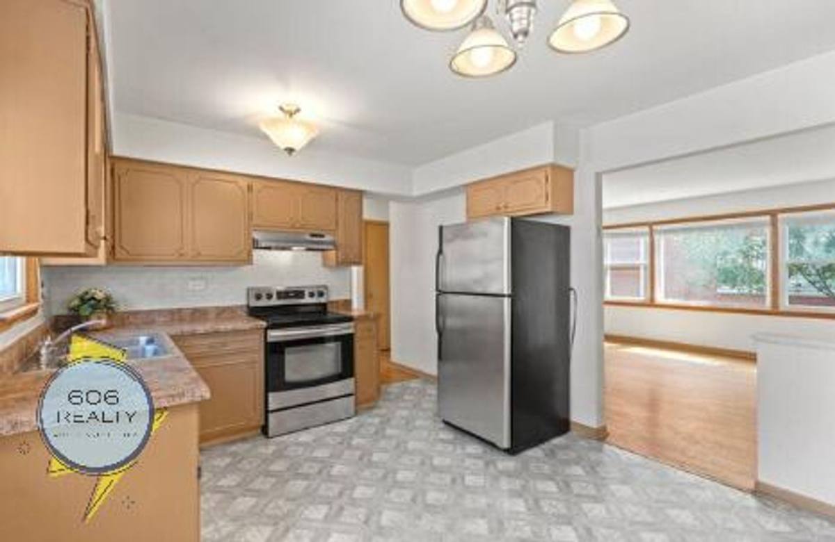Apartment for rent at 9465 Maple Dr, Des Plaines, IL 60018
