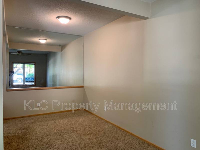 Townhouse for rent at 1215 52nd St #1007, West Des Moines, IA 50265