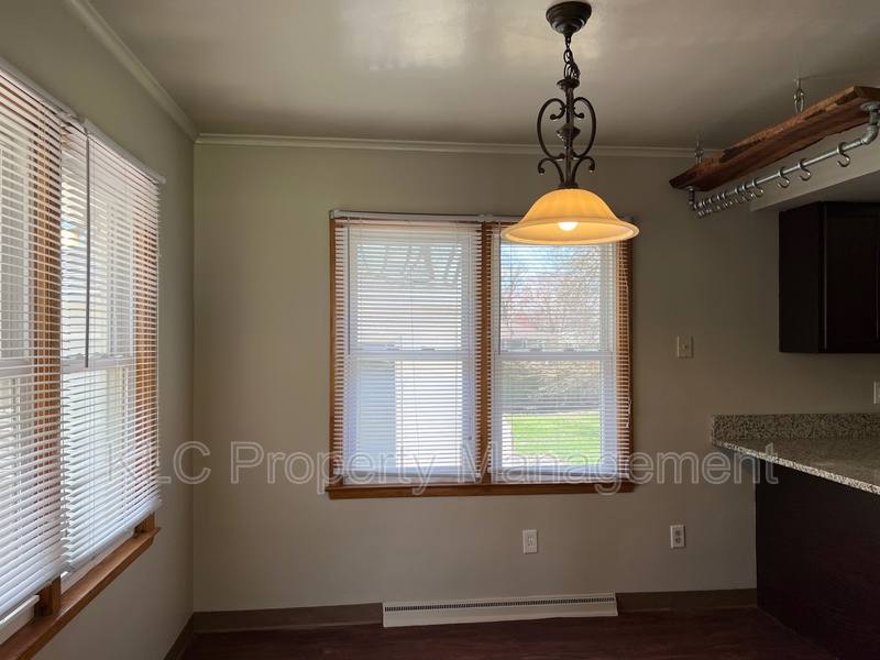 House for rent at 7218 Maryland Dr, Urbandale, IA 50322
