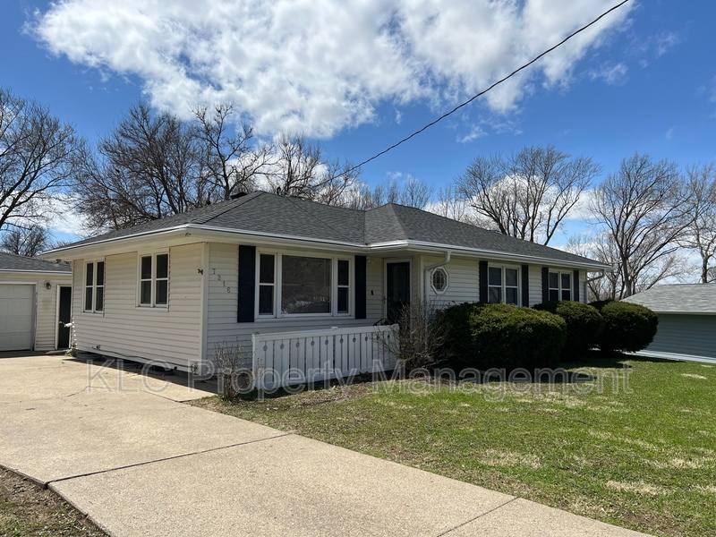 House for rent at 7218 Maryland Dr, Urbandale, IA 50322