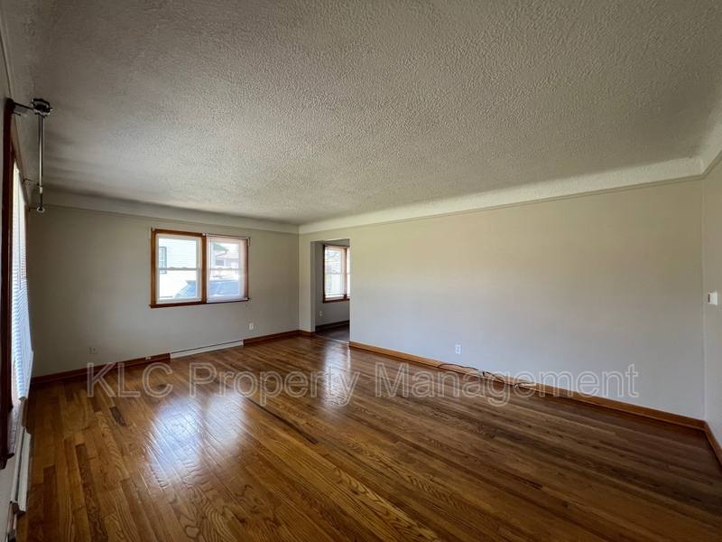 House for rent at 7218 Maryland Dr, Urbandale, IA 50322
