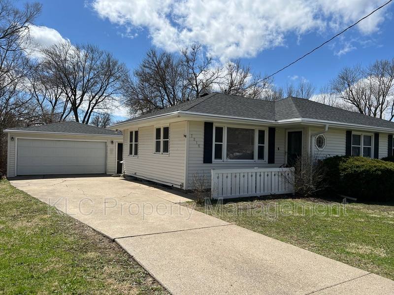 House for rent at 7218 Maryland Dr, Urbandale, IA 50322