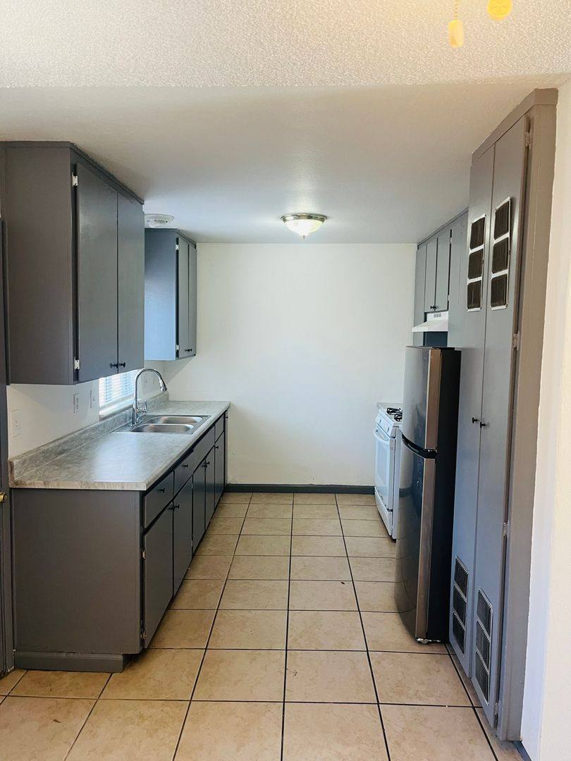 Apartment for rent at 1117 Roselawn Ave, Modesto, CA 95351