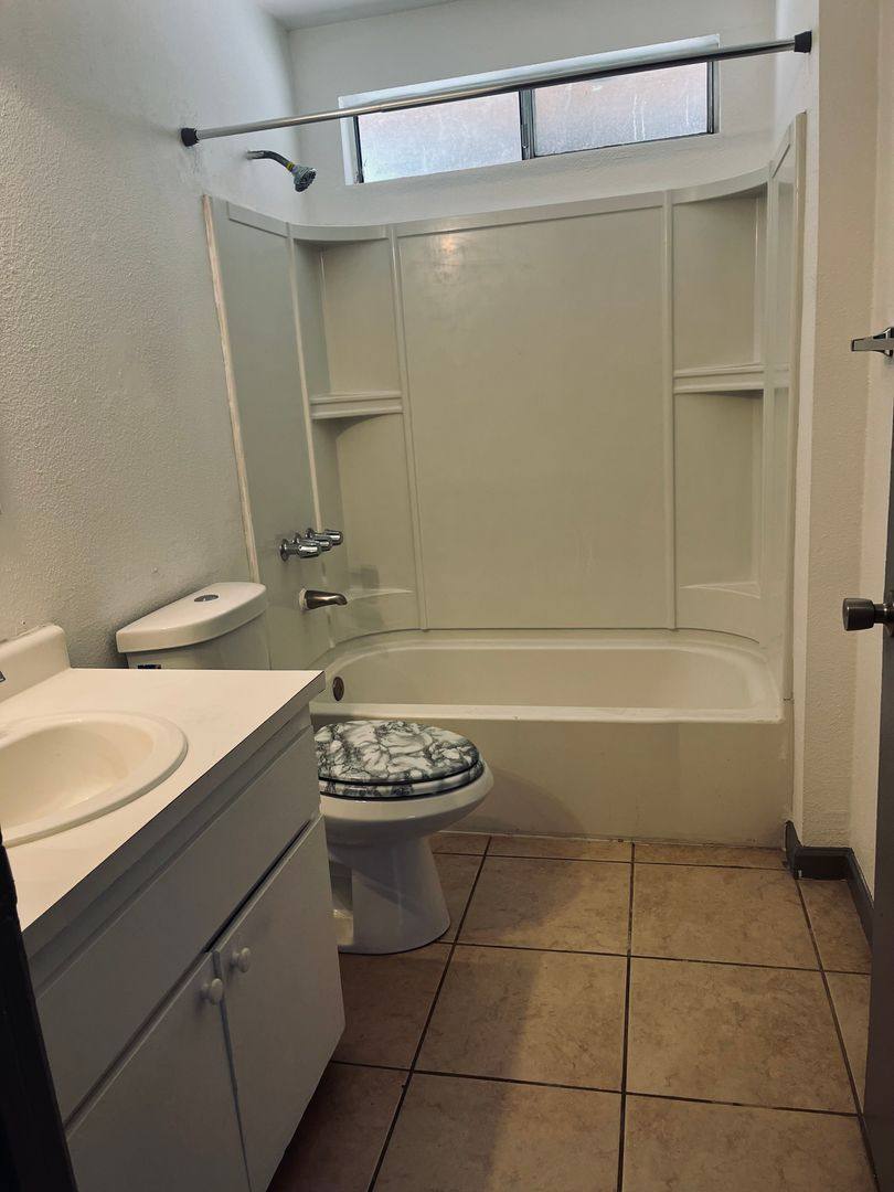 Apartment for rent at 1117 Roselawn Ave, Modesto, CA 95351