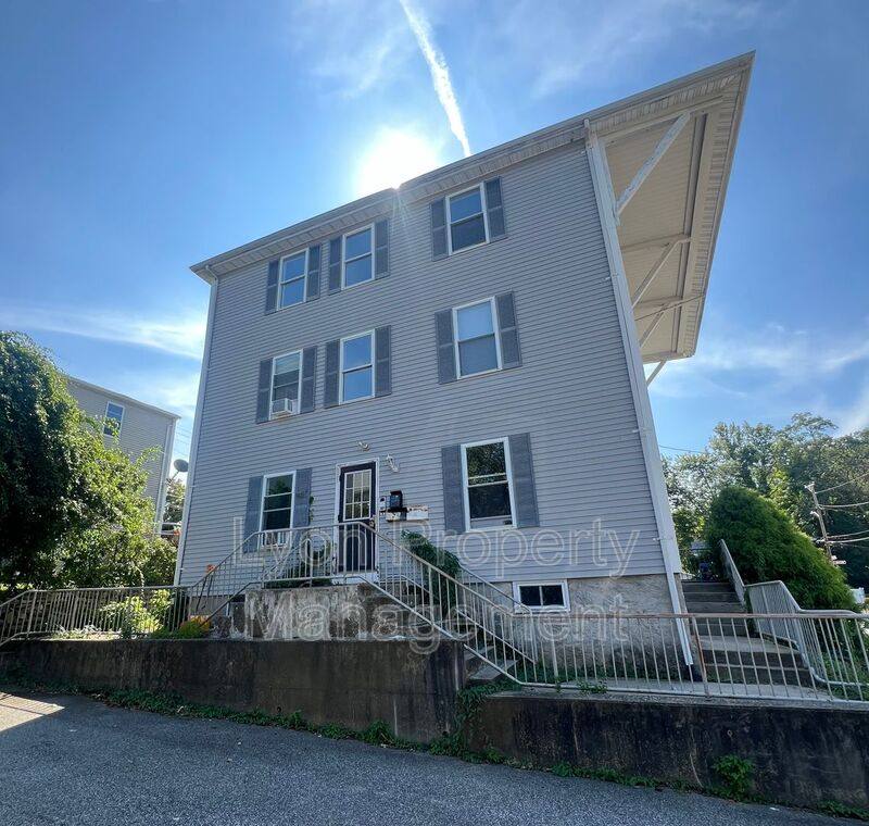Apartment for rent at 156 Pleasant St #3, Woonsocket, RI 02895