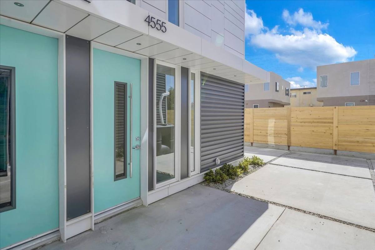 Apartment for rent at 4553 Saturn St, Los Angeles, CA 90019