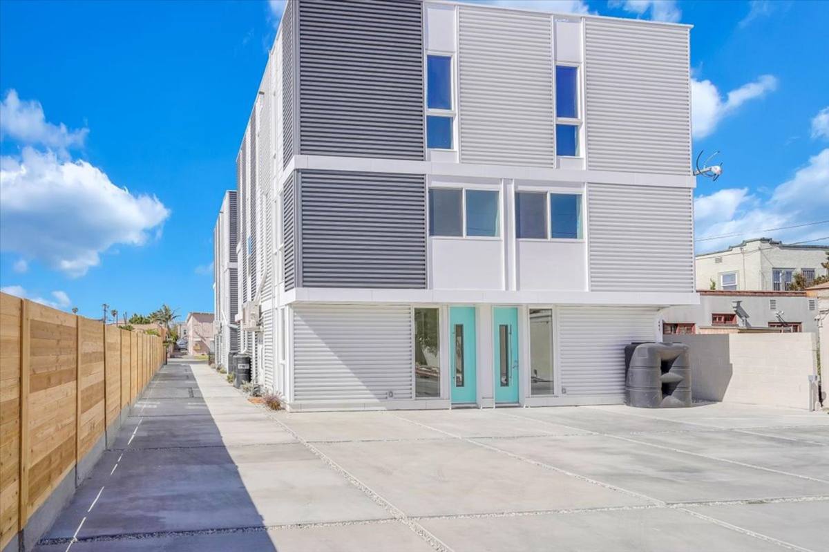 Apartment for rent at 4553 Saturn St, Los Angeles, CA 90019