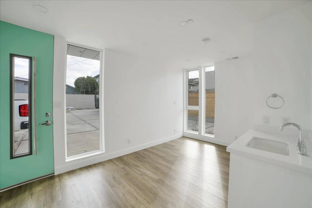 Apartment for rent at 4553 Saturn St, Los Angeles, CA 90019