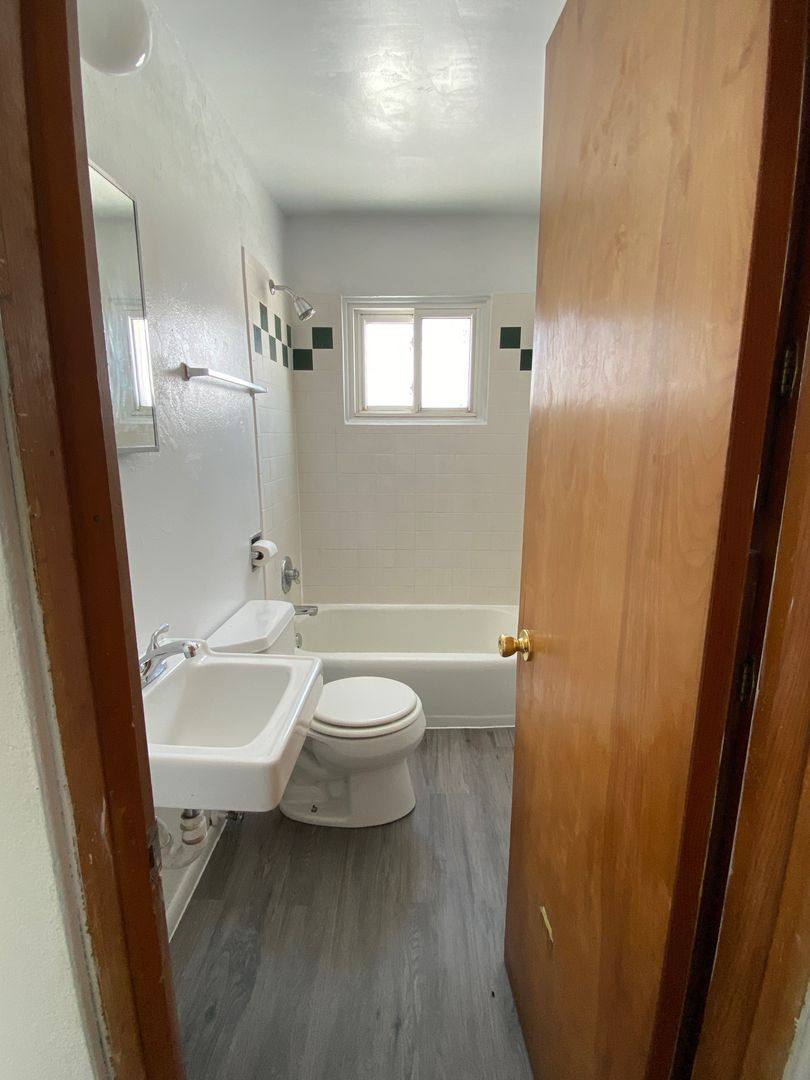 Apartment for rent at 105-111 Elmwood St, Waterloo, IA 50701