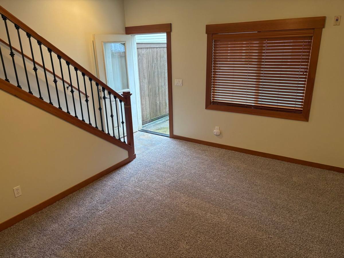 Townhouse for rent at 825 Sunset Blvd NE, Renton, WA 98056