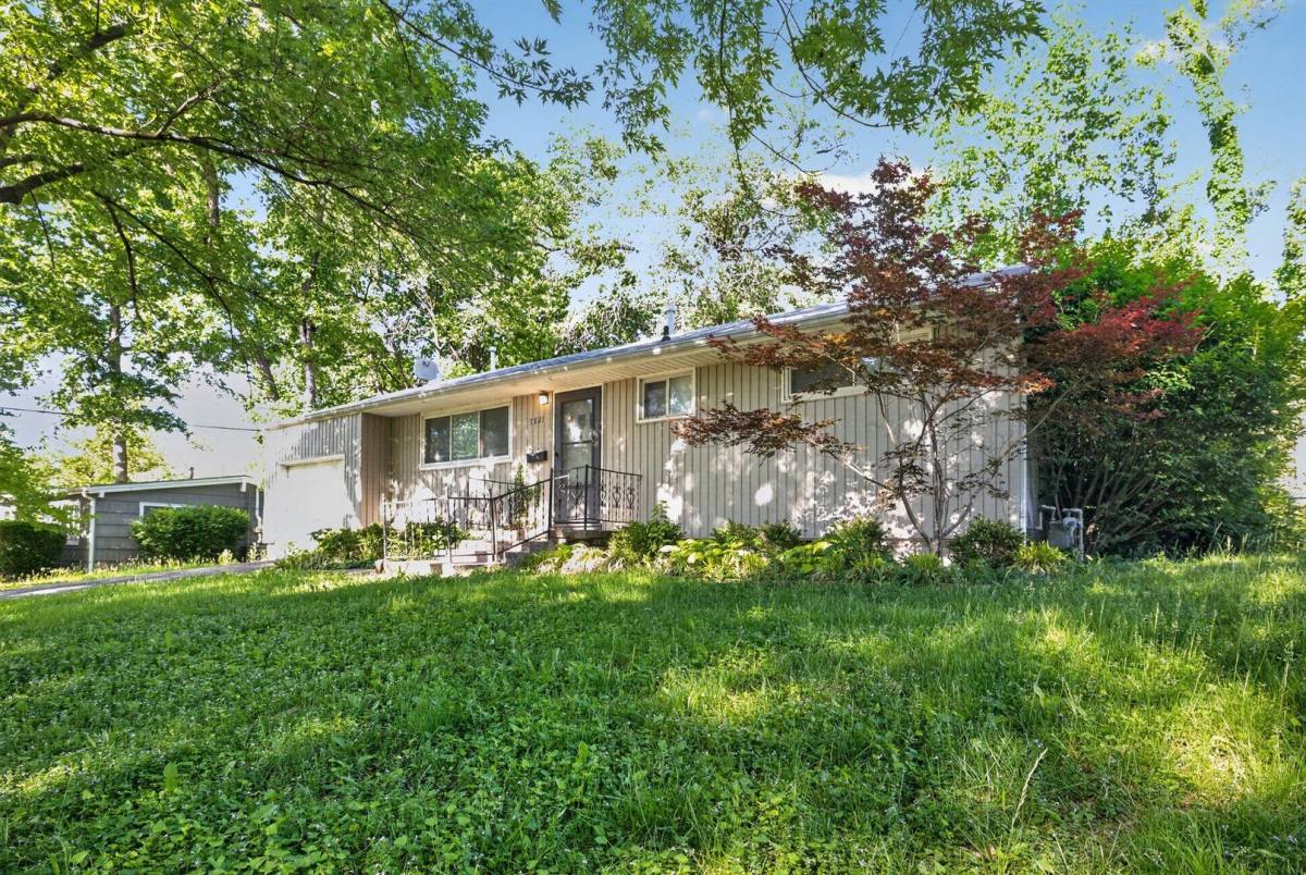 House for rent at 7821 Birch St, Prairie Village, KS 66208