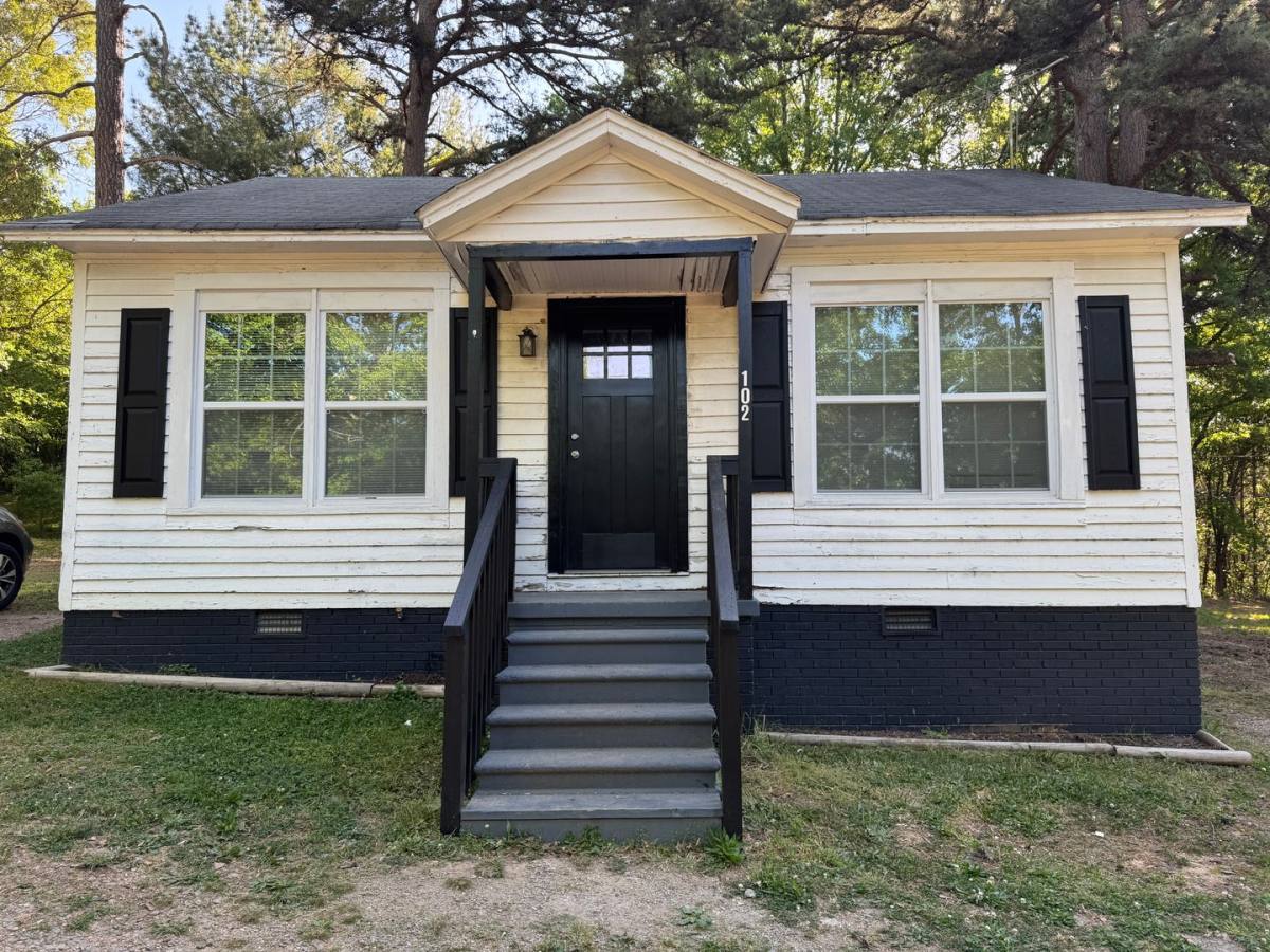 House for rent at 102 Neighborhood St, Lincolnton, NC 28092