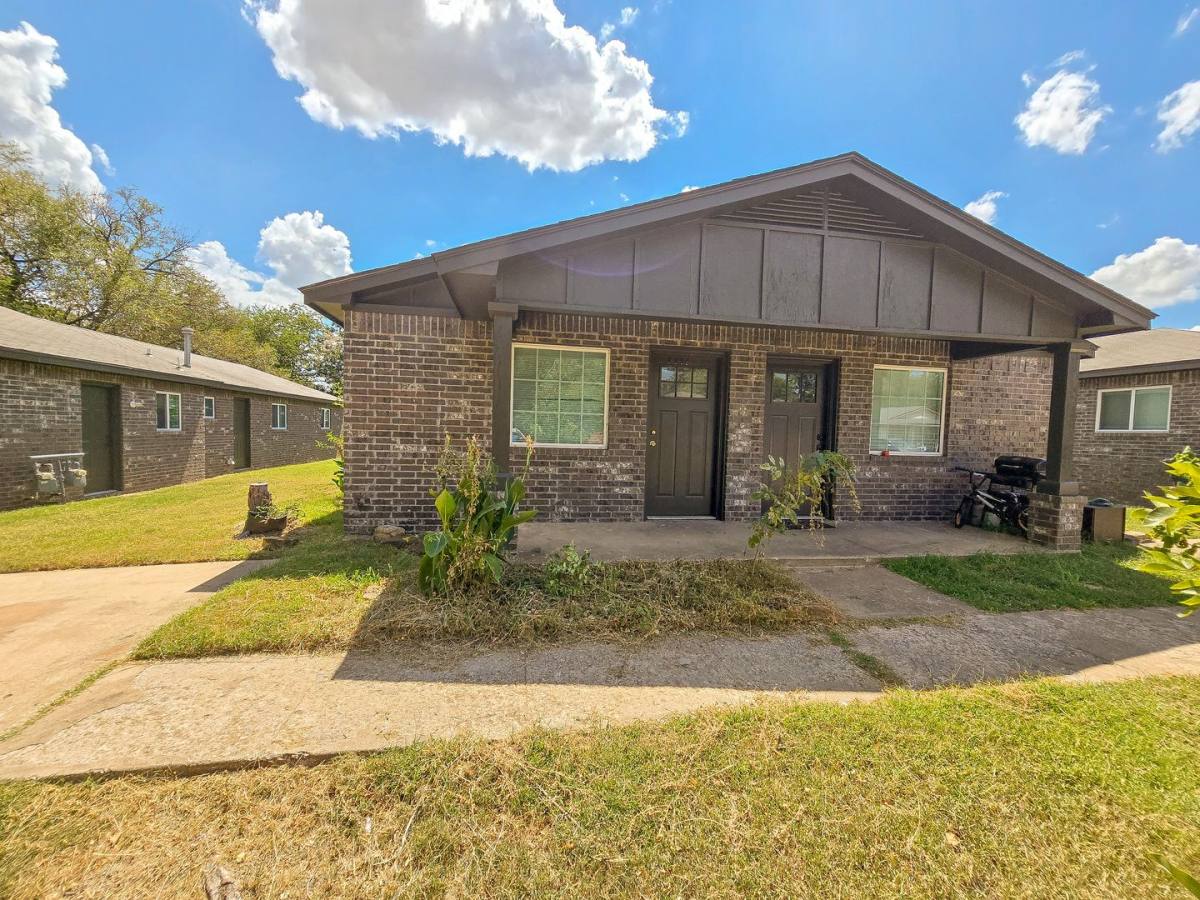 Apartment for rent at 1117 E Parker St, Shawnee, OK 74804