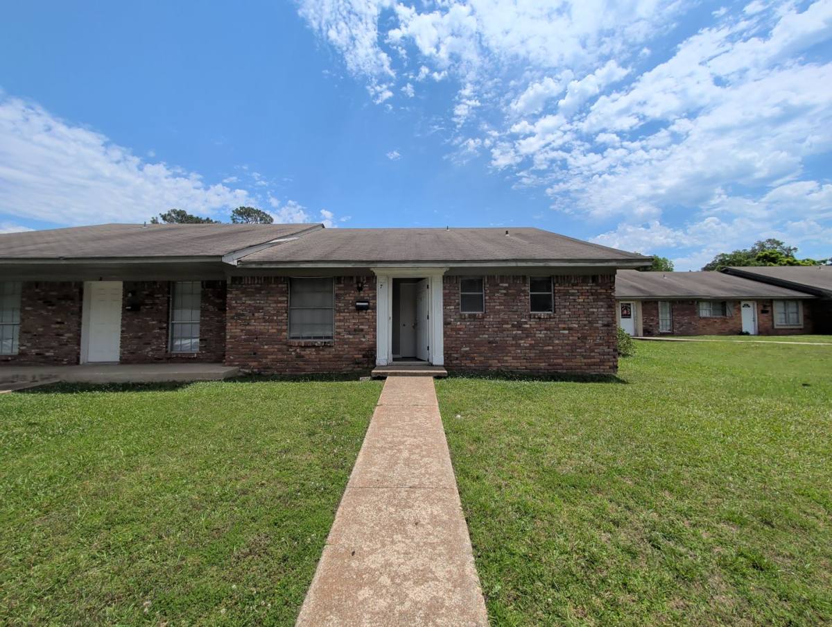 Townhouse for rent at 2400 Brookridge, Texarkana, AR 71854