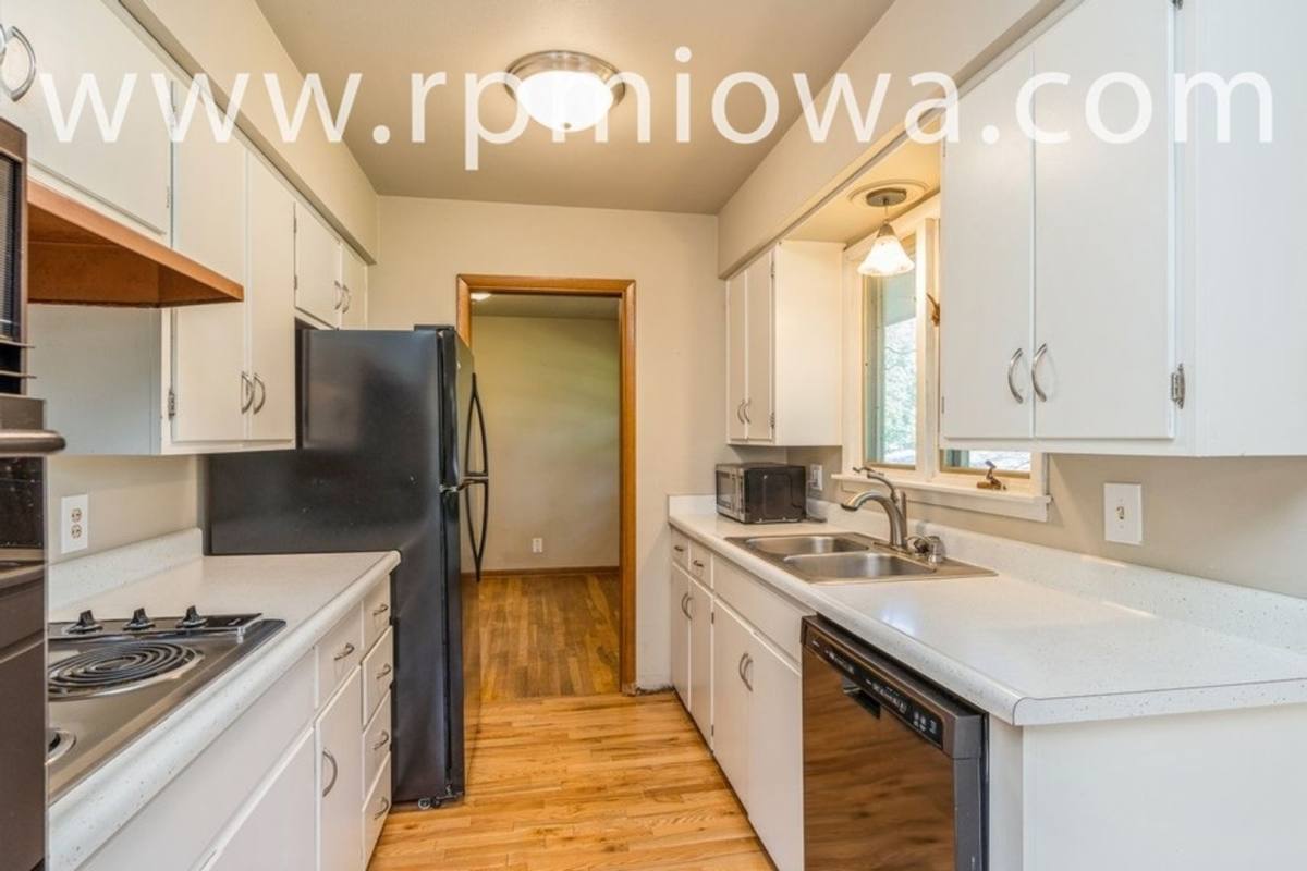 House for rent at 4127 Shawnee Ave, Des Moines, IA 50310