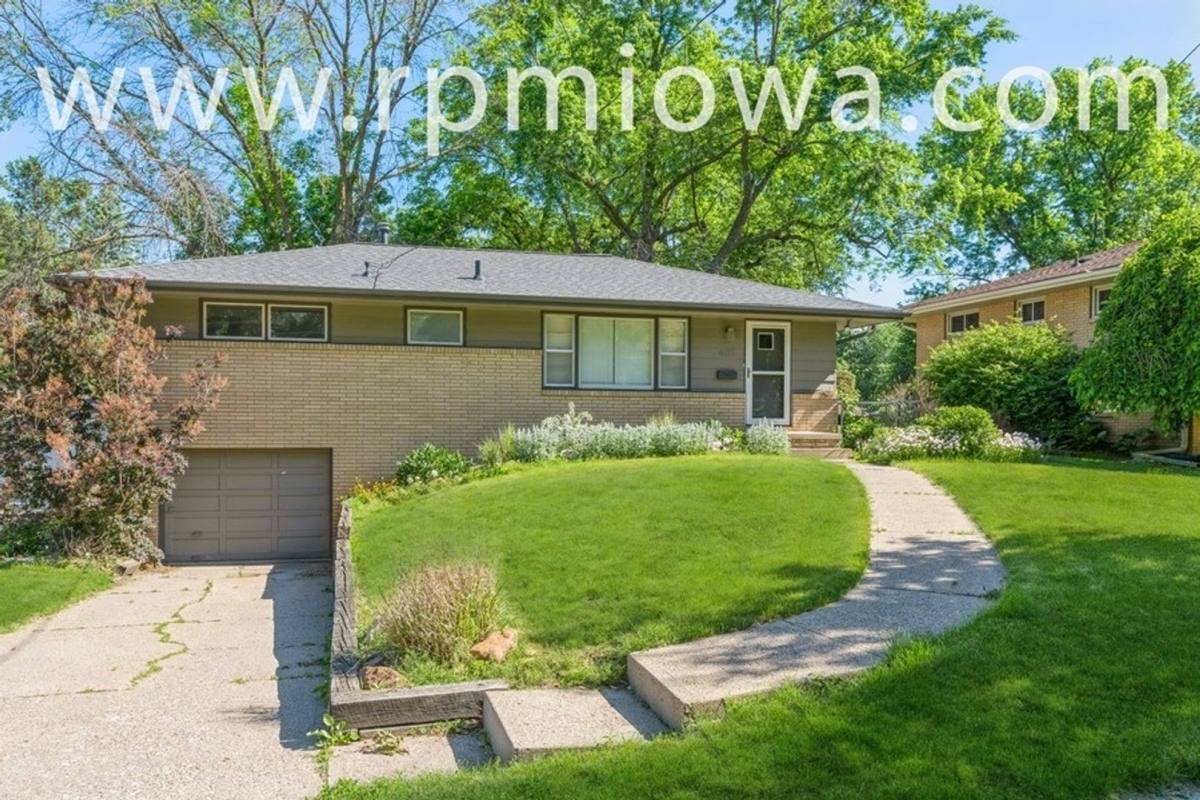 House for rent at 4127 Shawnee Ave, Des Moines, IA 50310