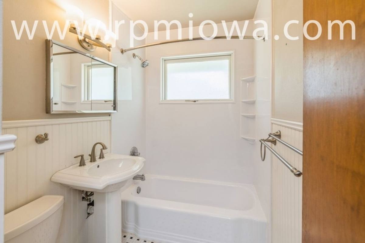 House for rent at 4127 Shawnee Ave, Des Moines, IA 50310