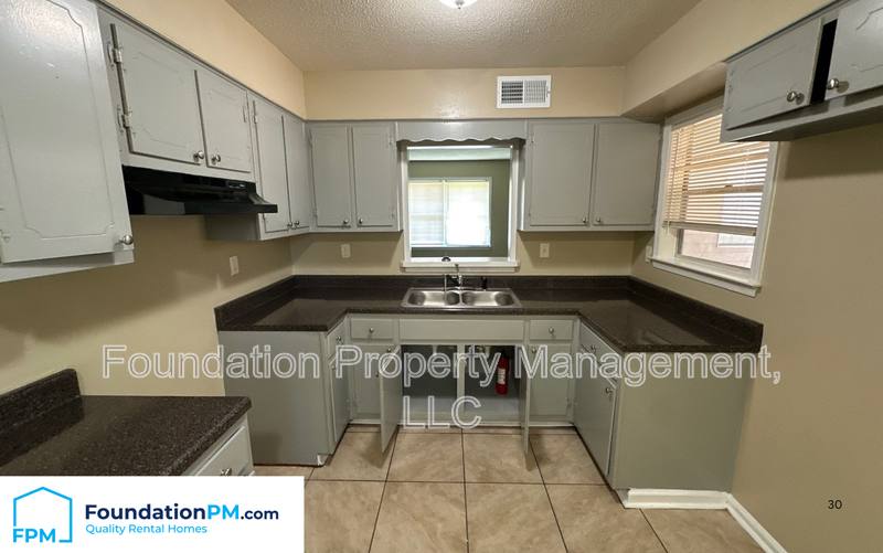 House for rent at 2574 Saint Elmo Ave, Memphis, TN 38127