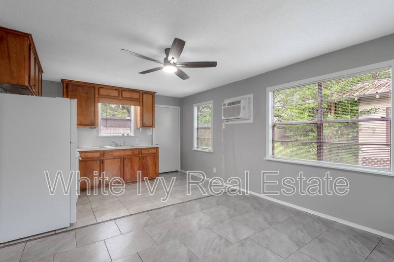 Apartment for rent at 700 Gray St #2, Huntsville, TX 77320