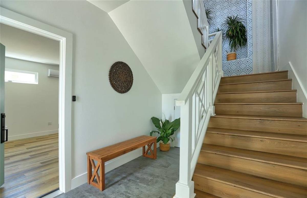 Apartment for rent at 4537 Saint Elmo Dr, Los Angeles, CA 90019