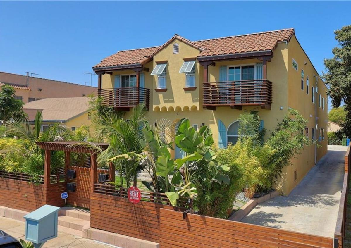 Apartment for rent at 4537 Saint Elmo Dr, Los Angeles, CA 90019