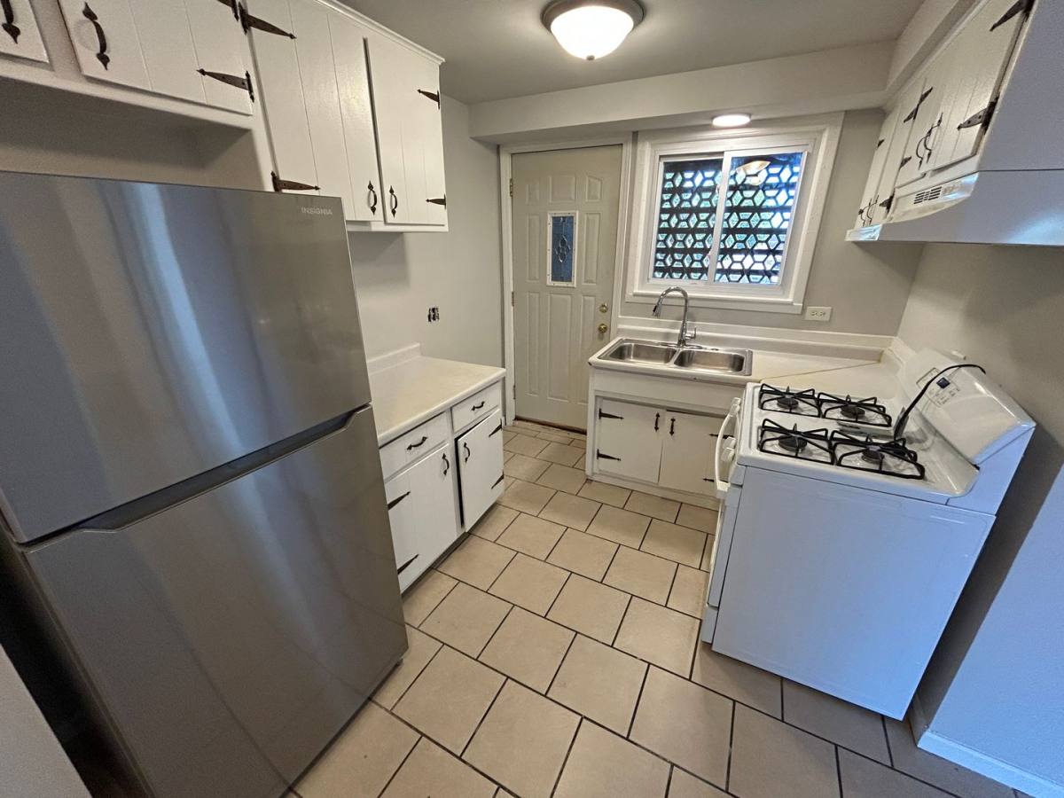 Apartment for rent at 14507 Torrence Ave, Chicago, IL 60633