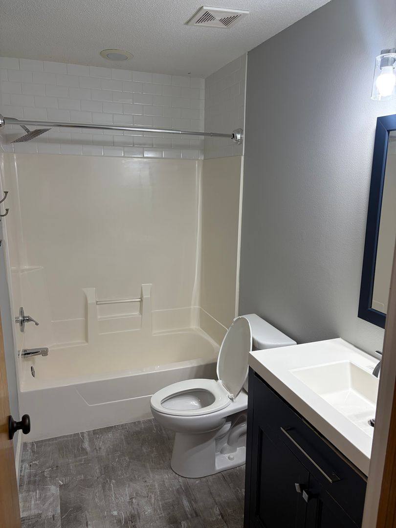 House for rent at 6814 Meadow Court, West Des Moines, IA 50266