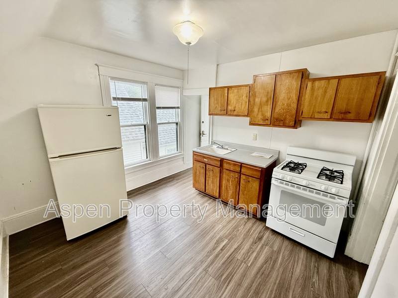 Apartment for rent at 1111 S 7th St #2, Burlington, IA 52601