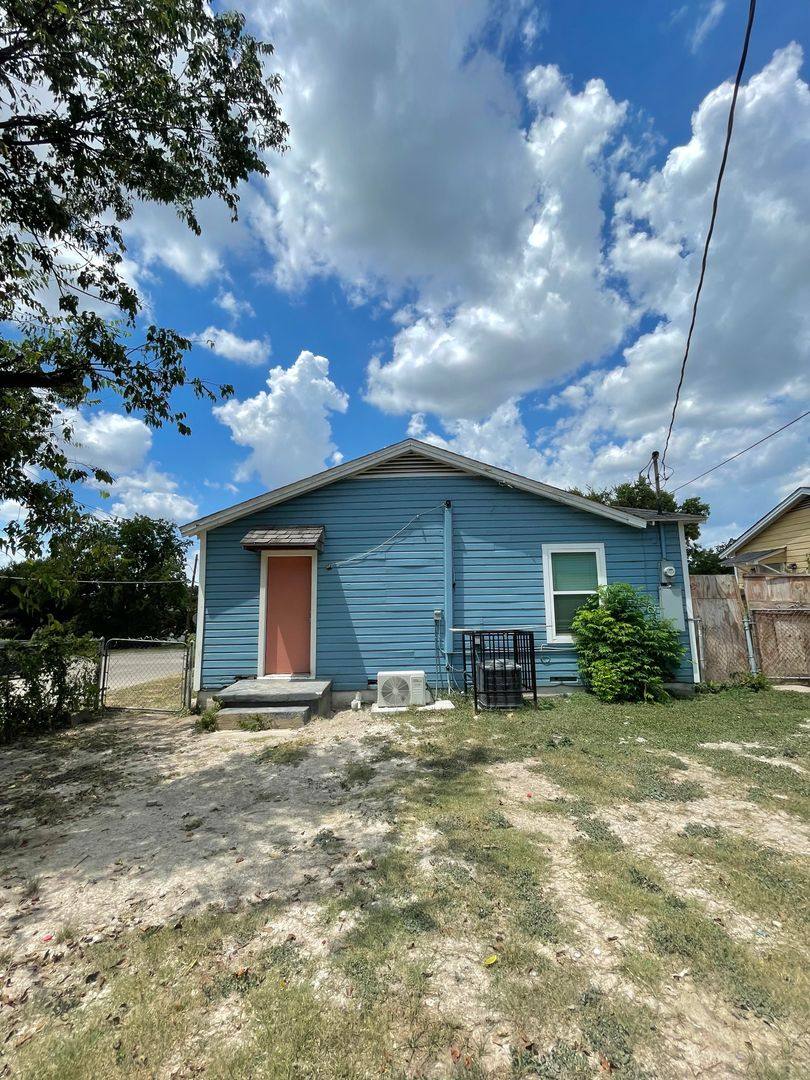 House for rent at 2002 Dudley Ave, Dallas, TX 75203