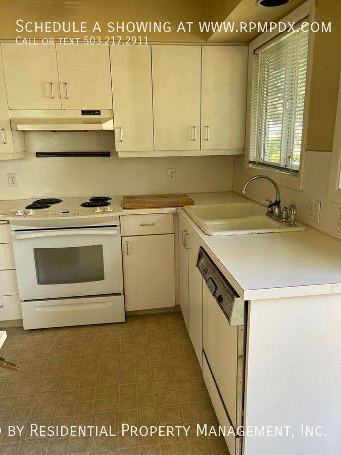 Townhouse for rent at 5231 NE Hasslo St, Portland, OR 97213