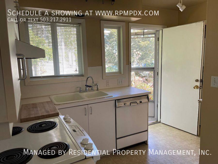 Townhouse for rent at 5231 NE Hasslo St, Portland, OR 97213