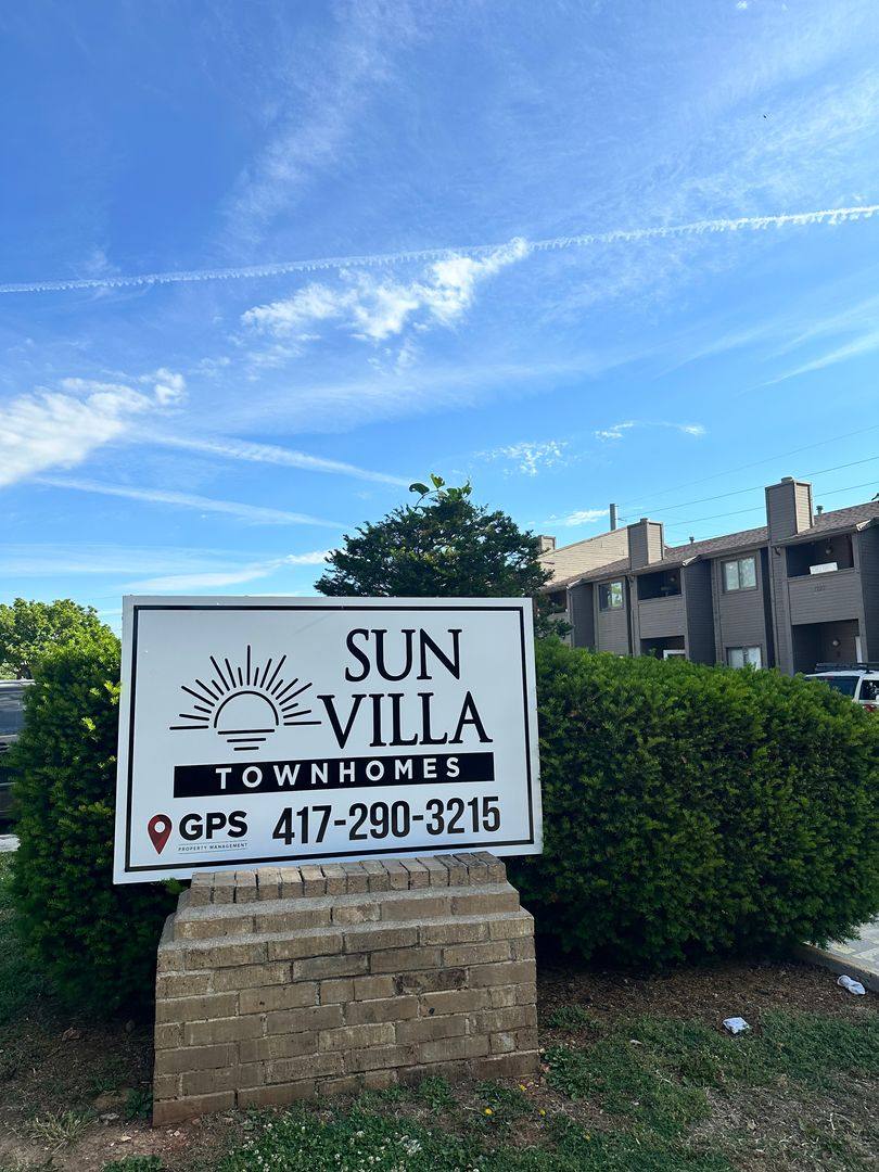 Townhouse for rent at 1707 E Walnut Lawn St, Springfield, MO 65804